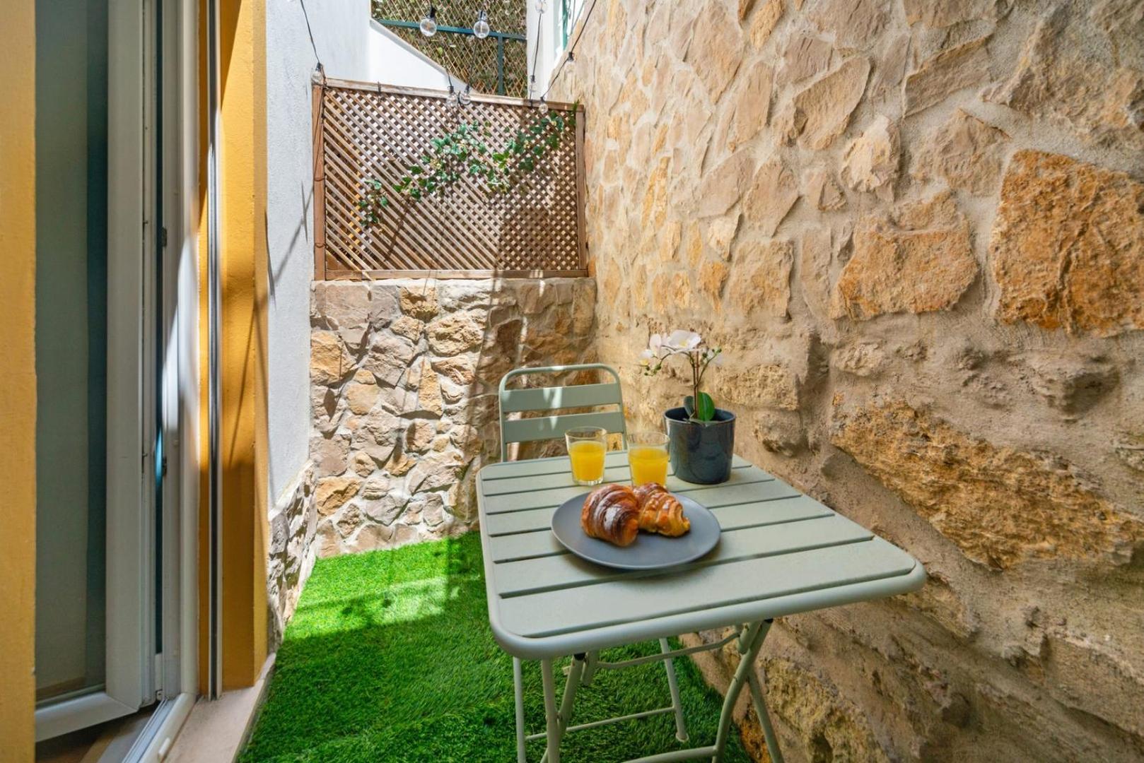 Apartment With Private Terrace 250m To Largo Intendente Lissabon